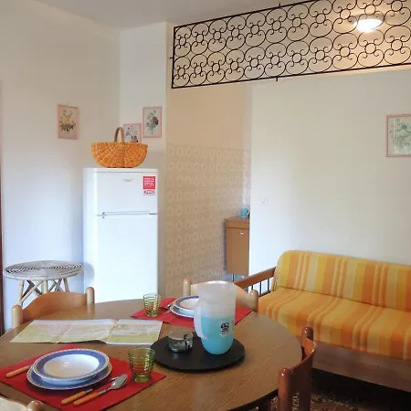 Cozy Two-bedroom 500m From The Sea