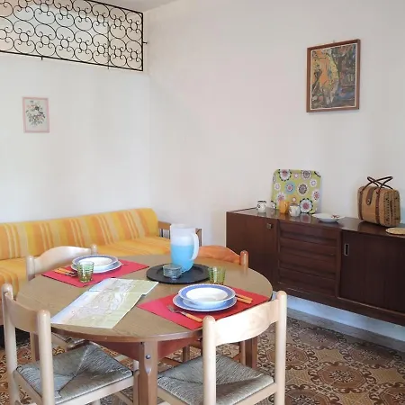 Cozy Two-bedroom 500m From The Sea